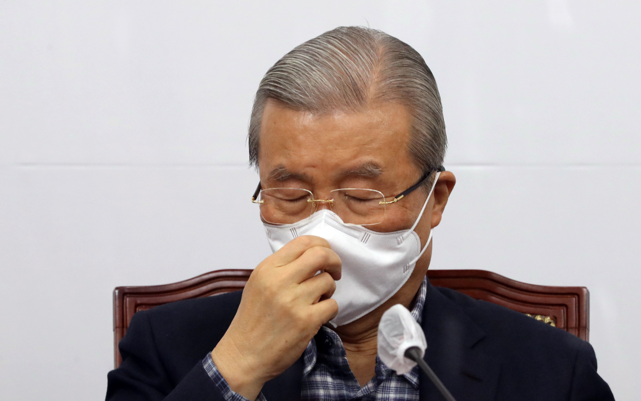 김종인 국민의힘 비상대책위원장이 13일 서울 여의도 국회에서 열린 코로나19 대책 특별위원회 긴급회의에서 마스크를 고쳐쓰고 있다.[연합]