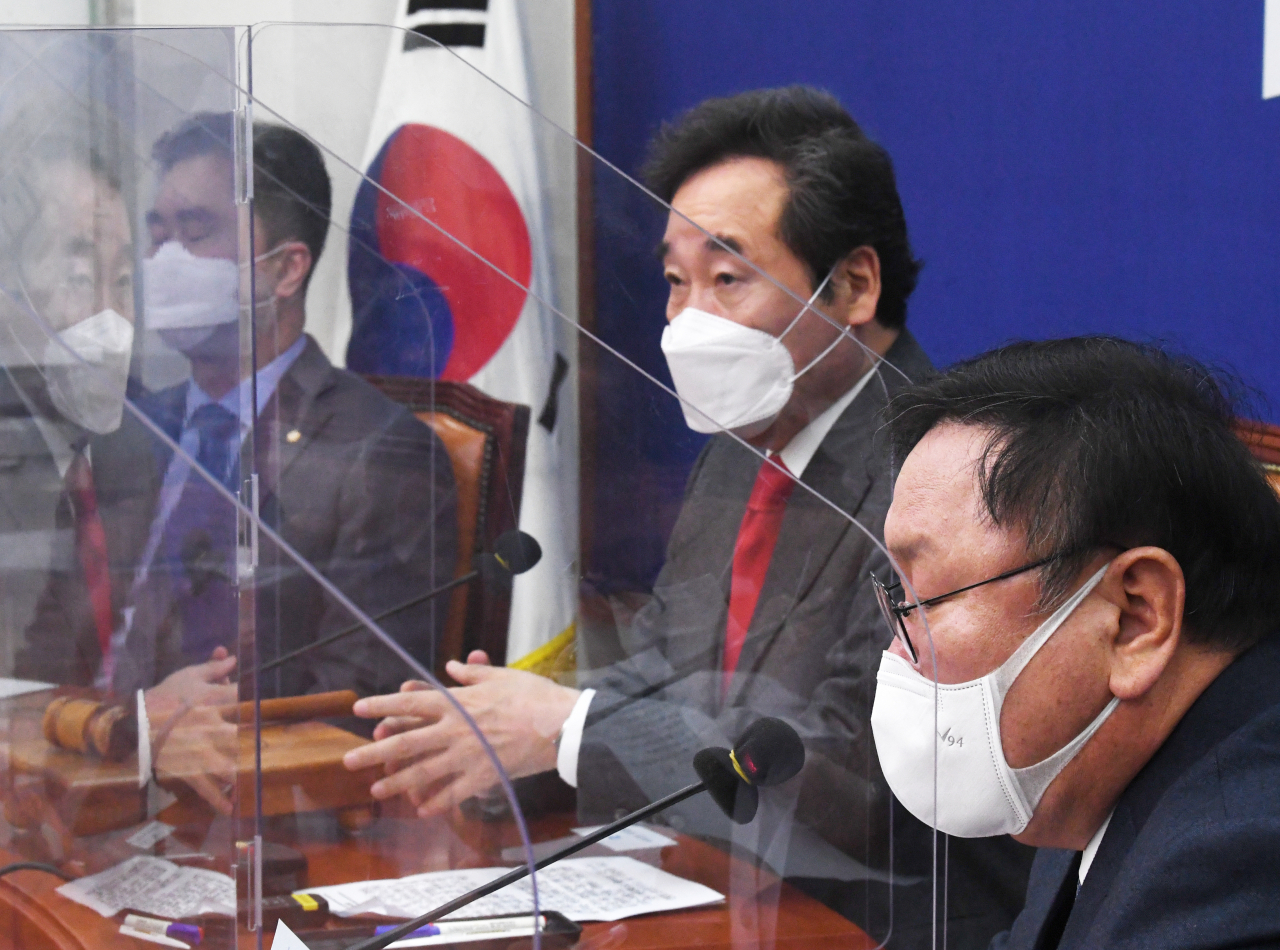이낙연 더불어민주당 대표가 14일 서울 여의도 국회에서 열린 최고위원회의에서 발언하고 있다. 이상섭 기자 babtong@heraldcorp.com