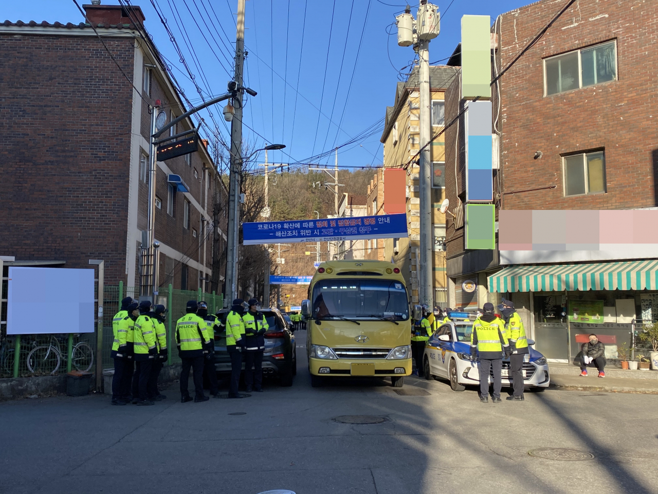 아동 성범죄자(68) 조두순이 출소한지 이틀 째인 14일 오전 9시 30분께 25인 어린이통학차량이 조두순 거주지 인근에서 나오고 있다.주소현 기자/addressh@heraldcorp.com