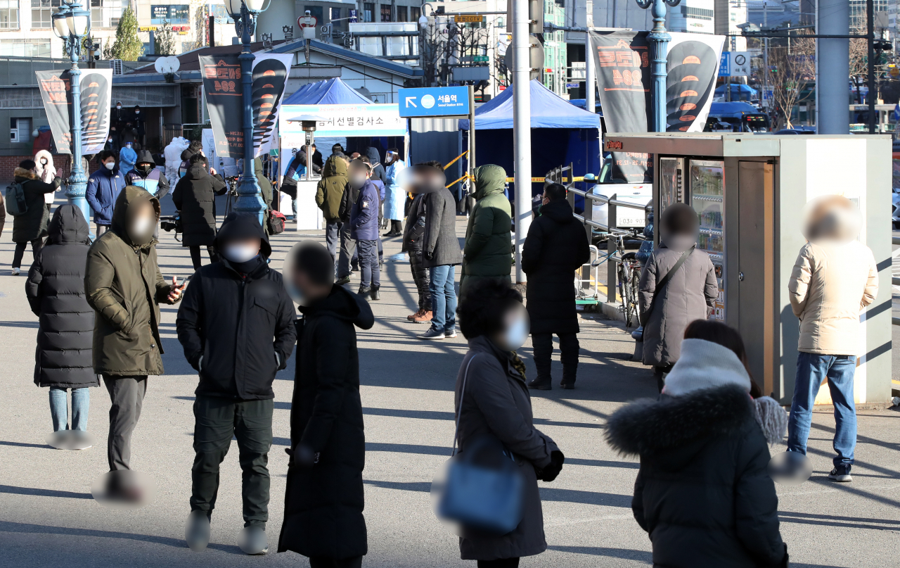 14일 오전 서울 중구 봉래동 서울역 앞에 마련된 신종 코로나바이러스 감염증(코로나19) 임시 선별검사소에서 시민들이 검사를 기다리고 있다. 연합뉴스