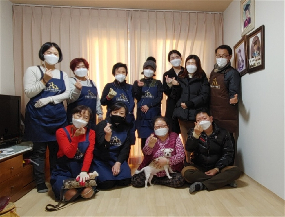 동서대와 한국공간컨설팅협회가 함게 실시한 따뜻한정리 제1호 가정 단체사진 [동서대 제공]