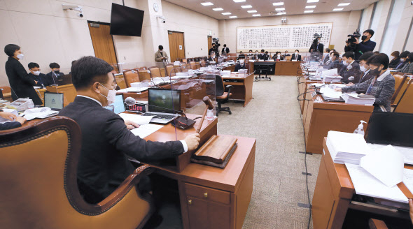 지난 2일 국회 법제사법위원회 ‘중대재해법 제정에 대한 공청회’가 국민의힘 법사위원 전원이 불참한 가운데 열리고 있다. [연합]