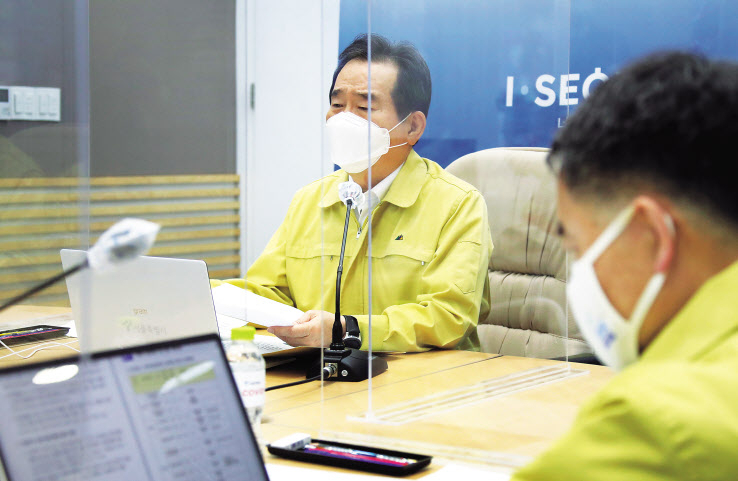정세균 국무총리가 14일 오전 서울시청에서 코로나19 대응 중앙재난안전대책본부 겸 수도권 상황점검회의를 주재하고 있다. 그는 이 자리서 “사회적 거리두기 3단계는 우리가 선택할 수 있는 최후의 보루”라며 “그 효과에 대한 확신과 사회적 공감대가 있어야 하기 때문에 신중한 검토가 필요하다”고 말했다. 이어 “우선은 지금 시행하는 강화된 방역수칙을 온 국민이 제대로 실천하는 게 중요하다”고 강조했다. [연합]