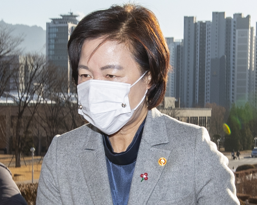 윤석열 검찰총장에 대한 징계위원회를 하루 앞둔 14일 오전 추미애 법무부 장관이 정부과천청사 법무부 건물로 출근하고 있다. [연합]