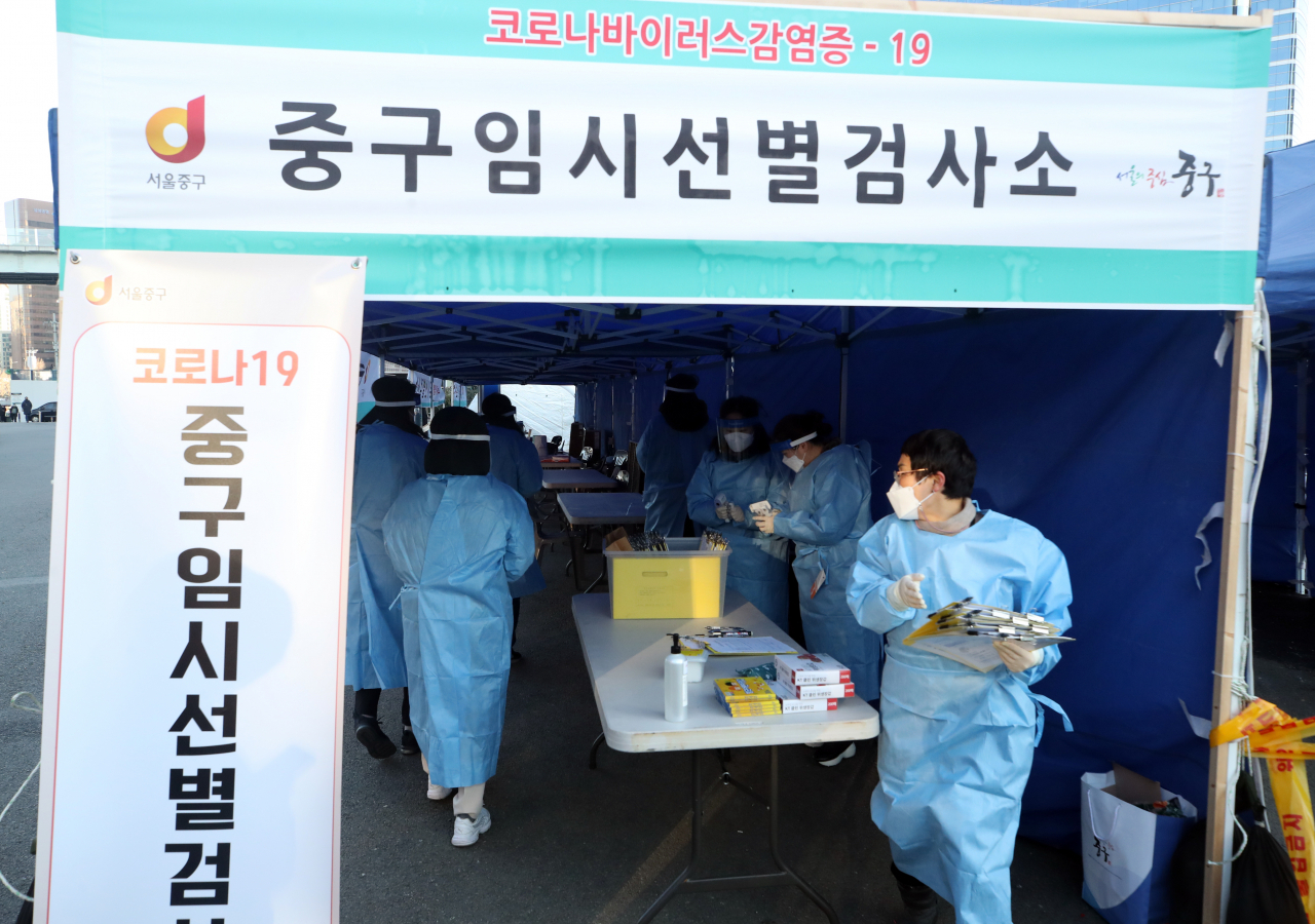 14일 오전 서울 중구 봉래동 서울역 앞에 마련된 신종 코로나바이러스 감염증(코로나19) 임시 선별검사소에서 의료진이 분주하게 움직이고 있다. 연합뉴스