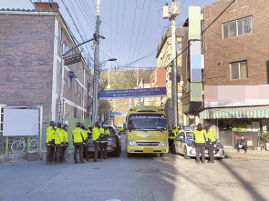 아동 성범죄자 조두순이 출소한지 이틀째인 14일 오전 9시30분께 25인 어린이통학차량이 조두순 거주지 인근에서 나오고 있다.