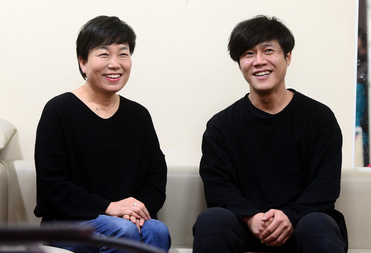 왼쪽부터 가수 권준희, 배우 박호산. 사진=이상섭 기자