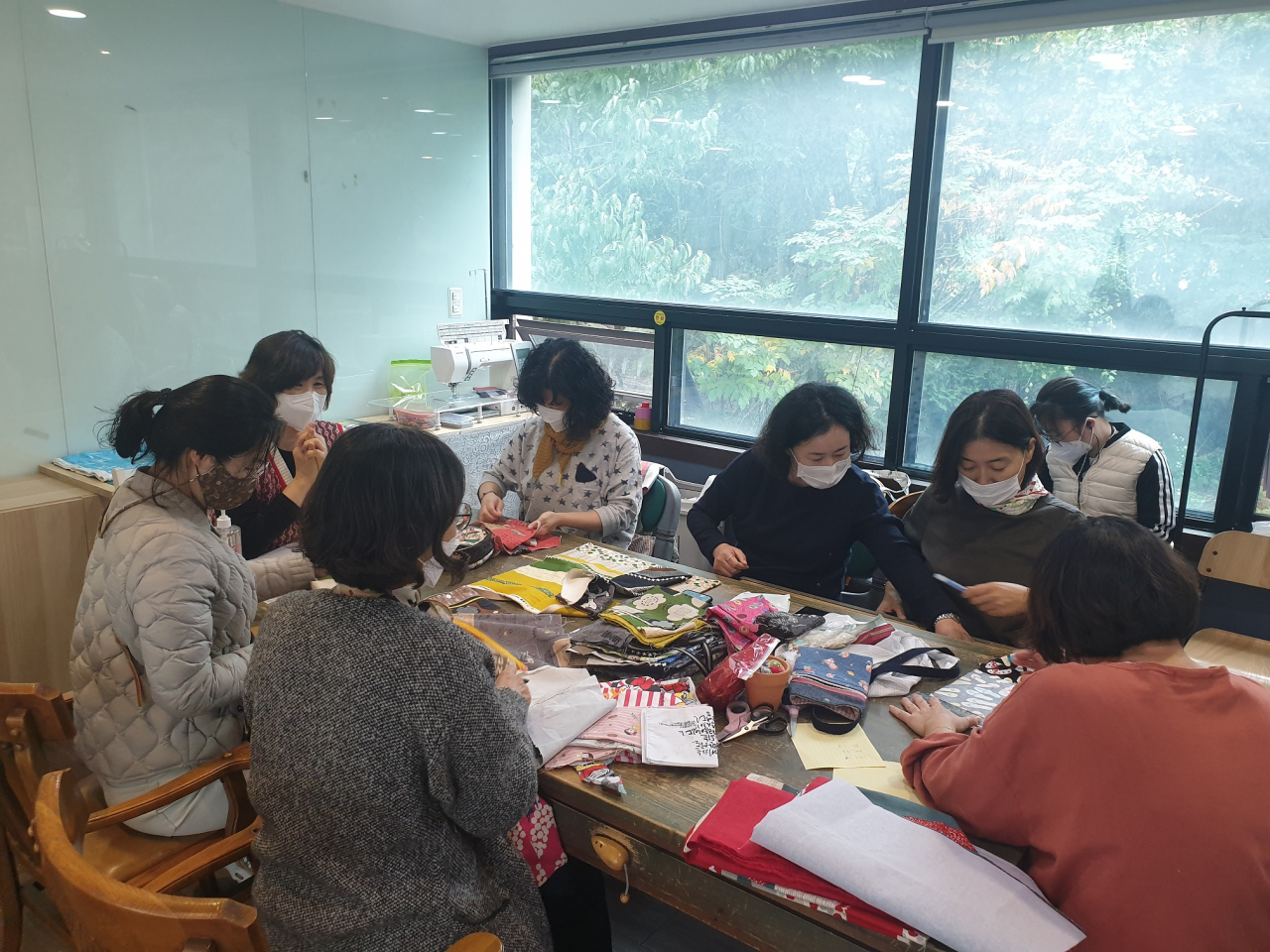 배달강좌에서 실시한 실과바늘 수업장면. [과천시 제공]