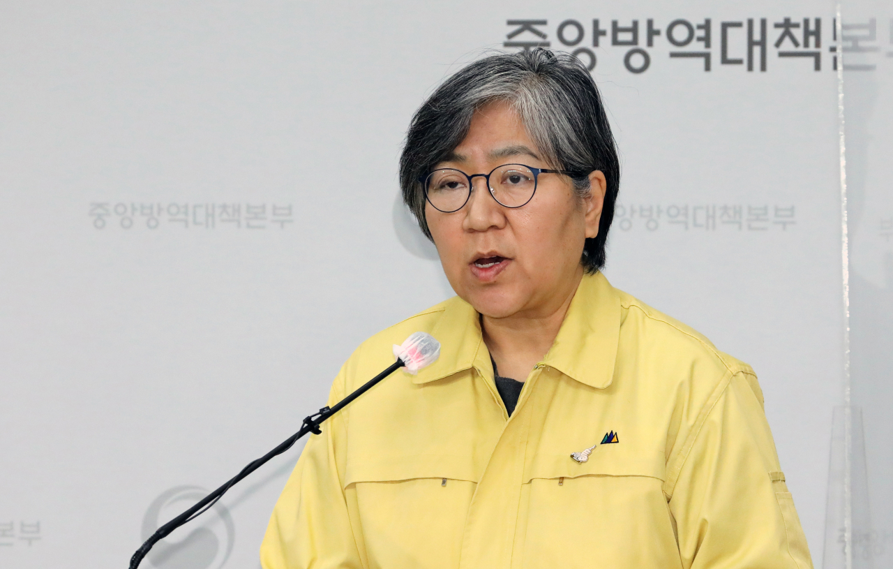 정은경 중앙방역대책본부장(질병관리청장)이 14일 오후 충북 청주시 질병관리본부에서 코로나19 국내 발생 현황 및 확진 환자 중간조사 결과 등 정례브리핑을 하고 있다. 정 청장은 이달 초 어깨 골절 부상으로 병원 입원 치료를 받은 뒤 현장에 복귀해 약 2주만에 브리핑에 참석했다. [연합]