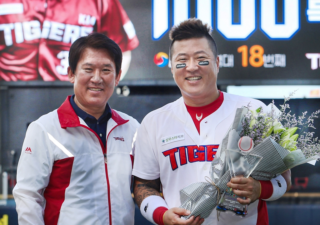 조계현 KIA 단장과 최형우[KIA 타이거즈 제공]