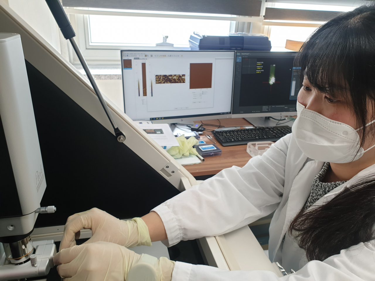 에이엔폴리 연구원이 친환경 나노 셀룰로오스 관련 실험을 진행하고 있다.[에이앤폴리 제공]