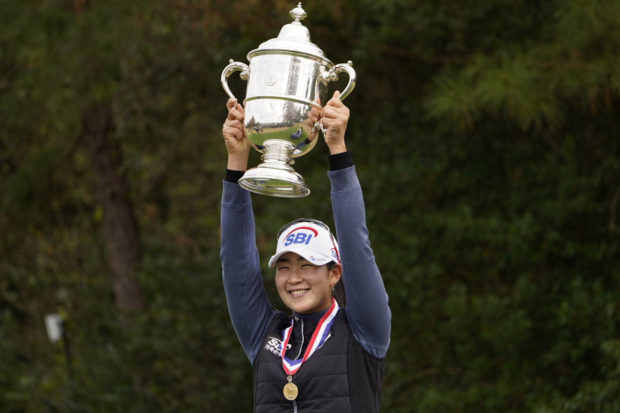 김아림이 14일(현지시간) 미국여자프로골프(LPGA) 투어 메이저대회 US여자오픈서 우승한 뒤 우승컵을 들어올리고 있다. [AP ]