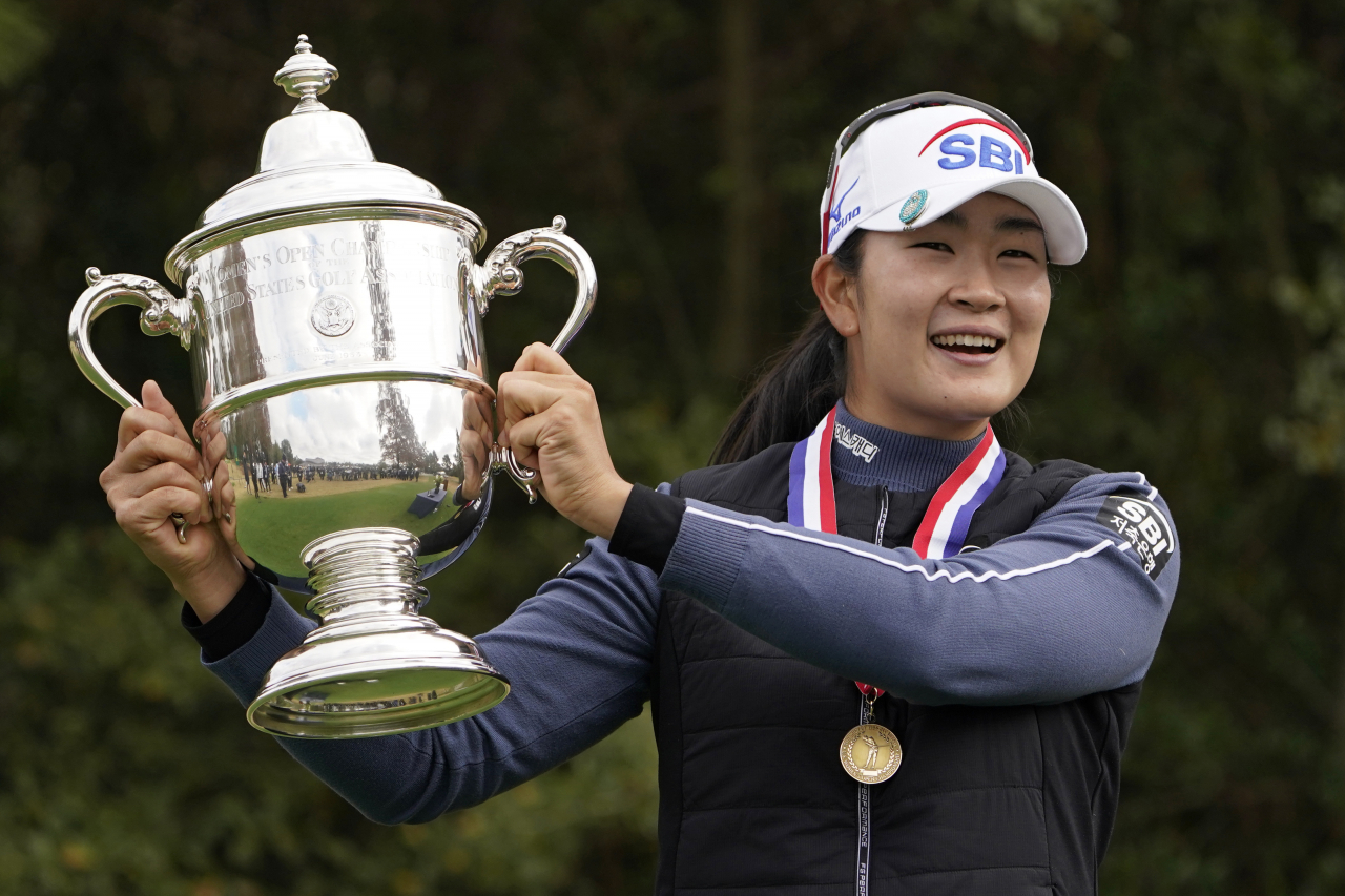김아림이 14일(현지시간) 미국여자프로골프(LPGA) 투어 메이저대회 US여자오픈서 우승한 뒤 우승컵을 들어올리고 있다. [AP]