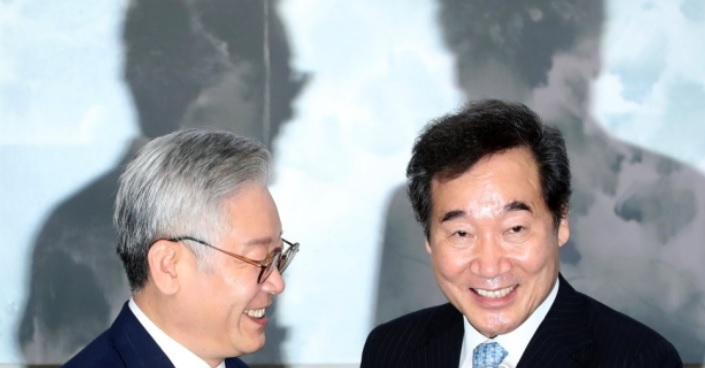 이재명 경기지사(왼쪽)와 이낙연 민주당 대표