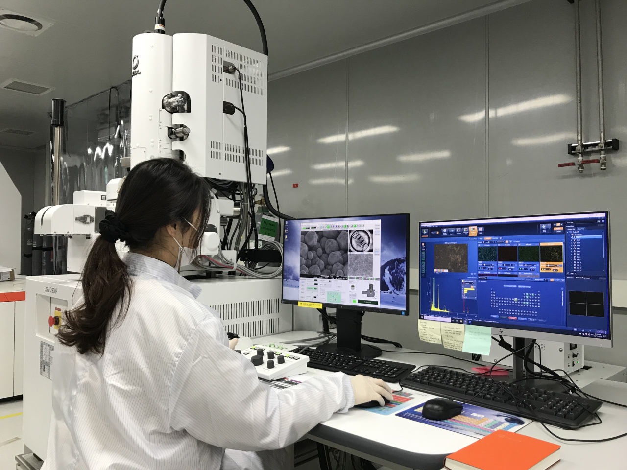 한화큐셀 연구원이 경기도 판교 R&D센터에서 차세대 태양광 셀 연구를 하고 있다. [한화큐셀 제공]