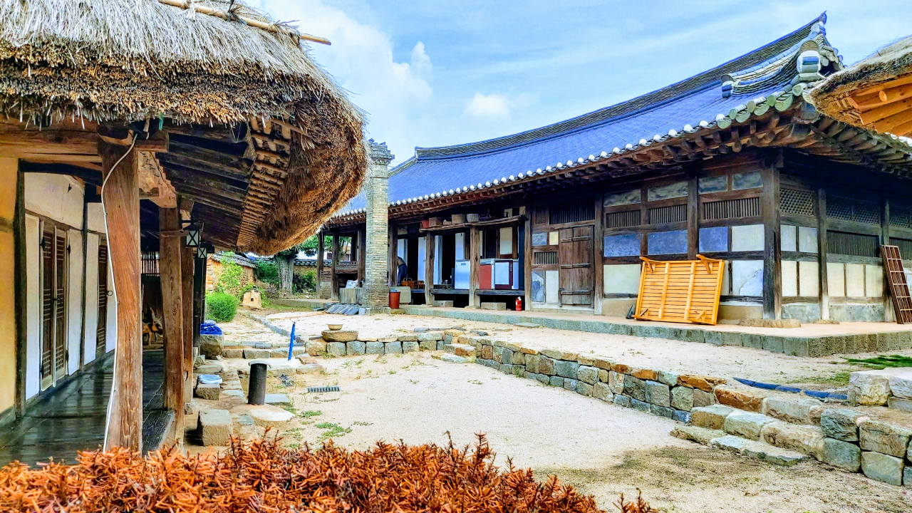 남파고택 경내 9개 전각 중 가장 먼저 지어진 초당(왼쪽)은 질박한 집주인 양반의 풍모를 느끼게 한다. 오른쪽은 안채.