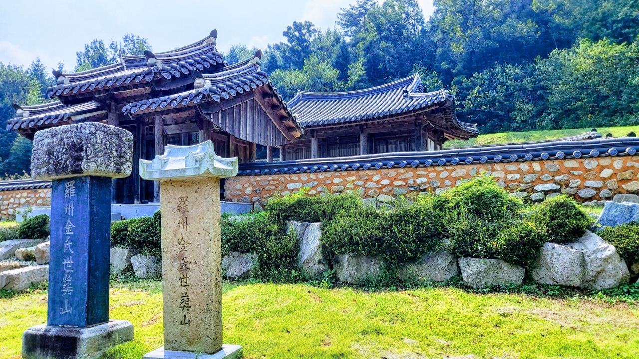 몽탄에 터잡은 나주김씨 취암공파의 묘지옆 제각인 면과정.