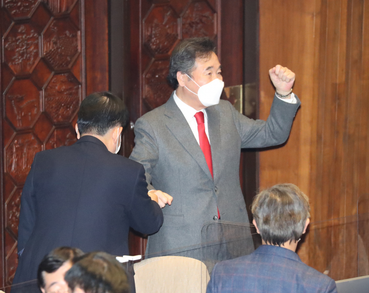 더불어민주당 이낙연 대표가 지난 14일 국회 본회의에서 대북전단을 금지하는 남북관계 발전에 관한 법률 일부개정법률안이 통과된 뒤 박병석 국회의장이 감사 인사를 하자 손을 들어 화답하고 있다. [연합]