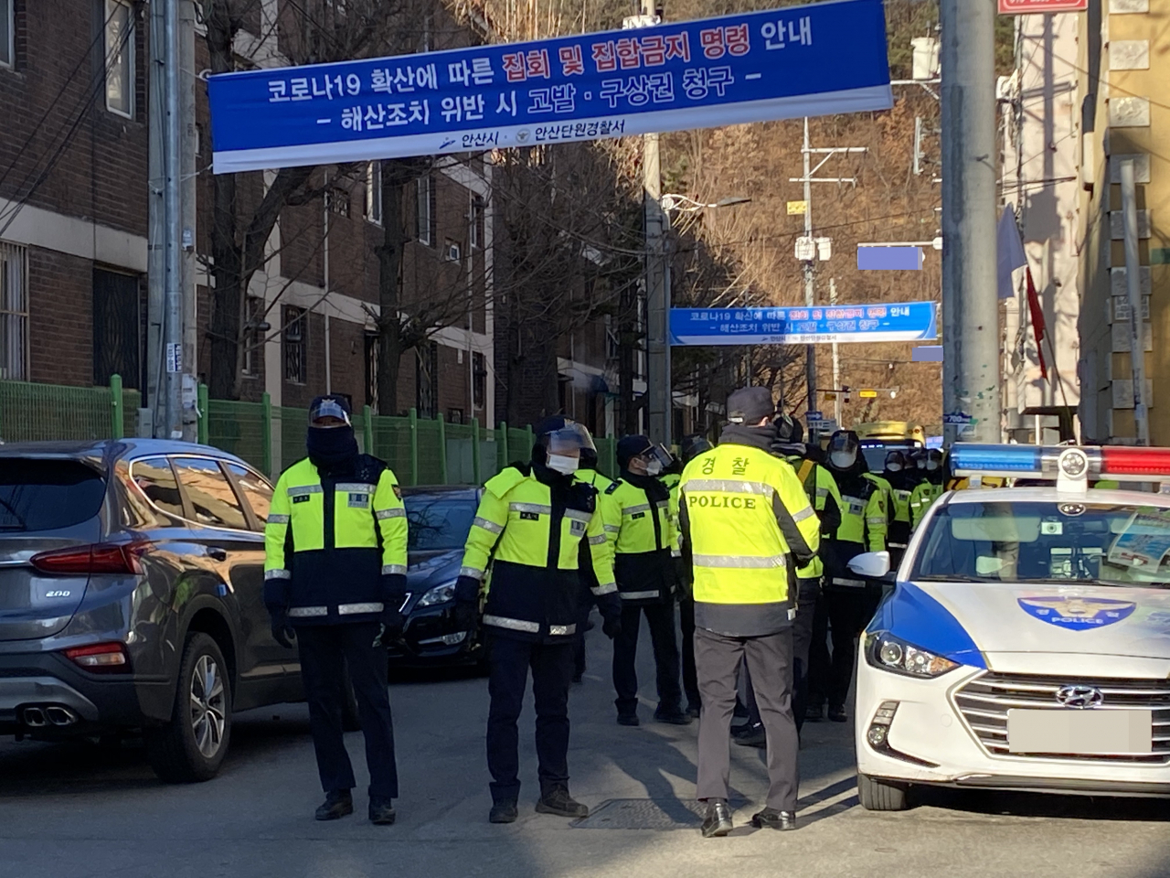 경찰이 지난 14일 미성년자 성폭행범 조두순(68)의 거주지에서 약 50m 떨어진 골목 초입에서 순찰을 하고 있다. 주소현 기자/addressh@heraldcorp.com