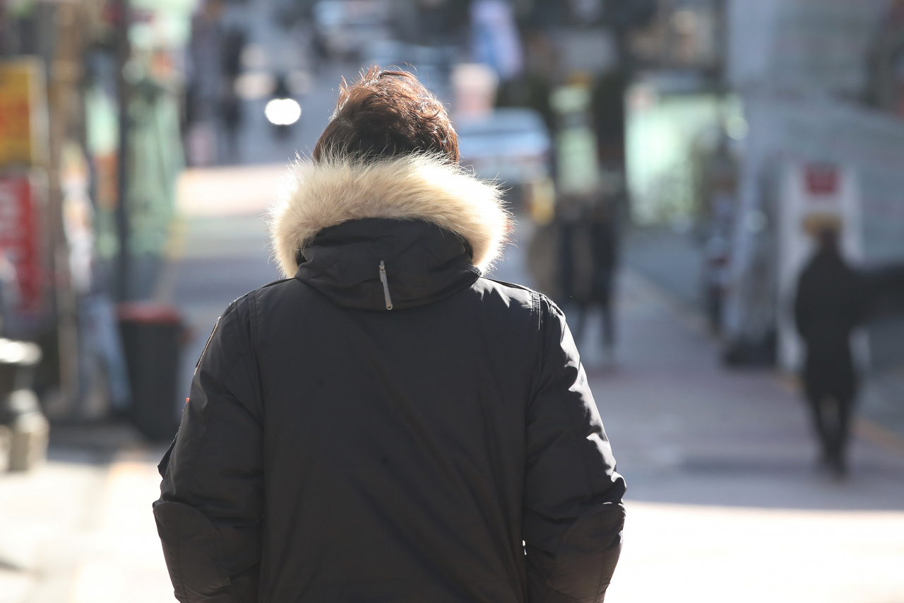 기온이 크게 떨어진 지난 14일 점심시간대 서울 강남구 역삼동 식당가를 찾은 시민의 옷차림이 두텁다. [연합]