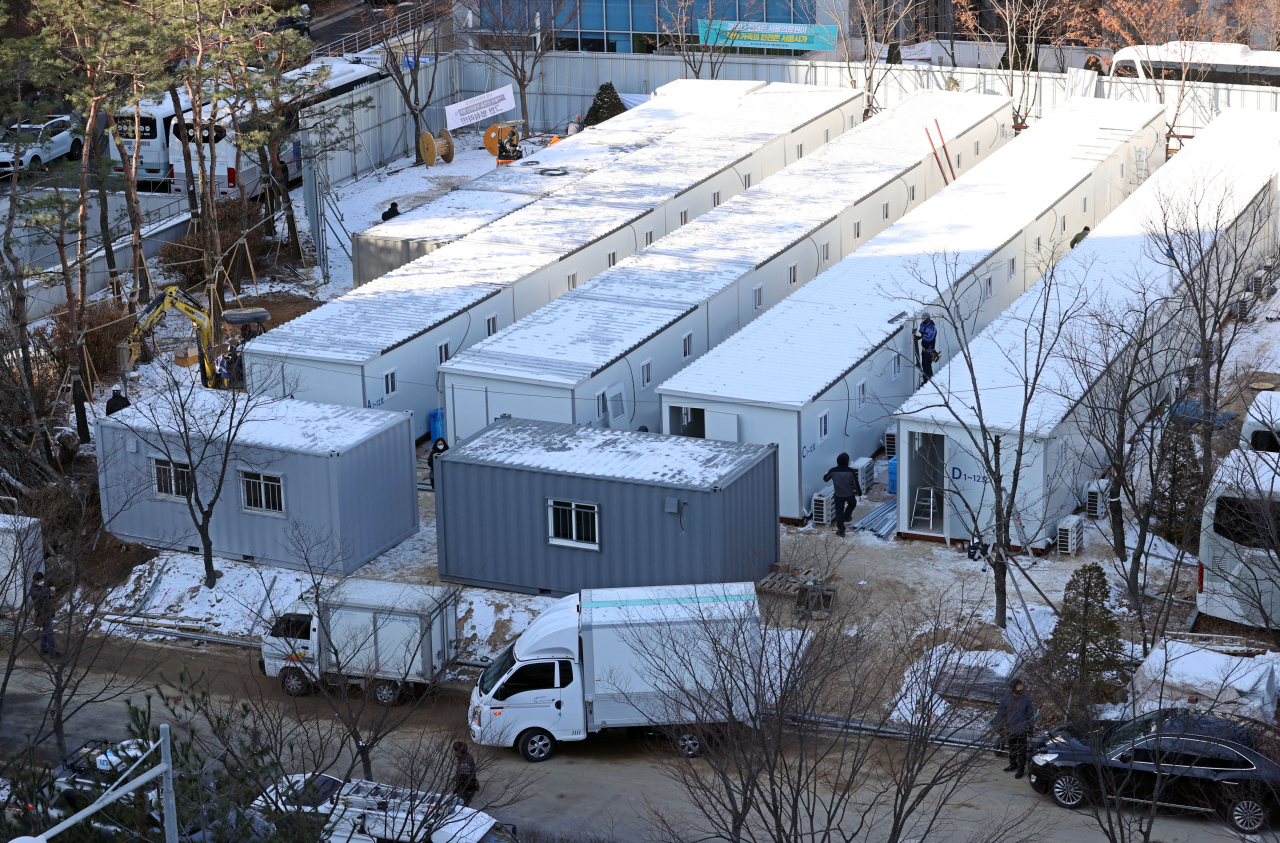 14일 서울 중랑구 서울의료원 공터에 신종 코로나바이러스 감염증(코로나19) 병상 확보를 위한 컨테이너 임시 병상이 설치되고 있다. [연합]