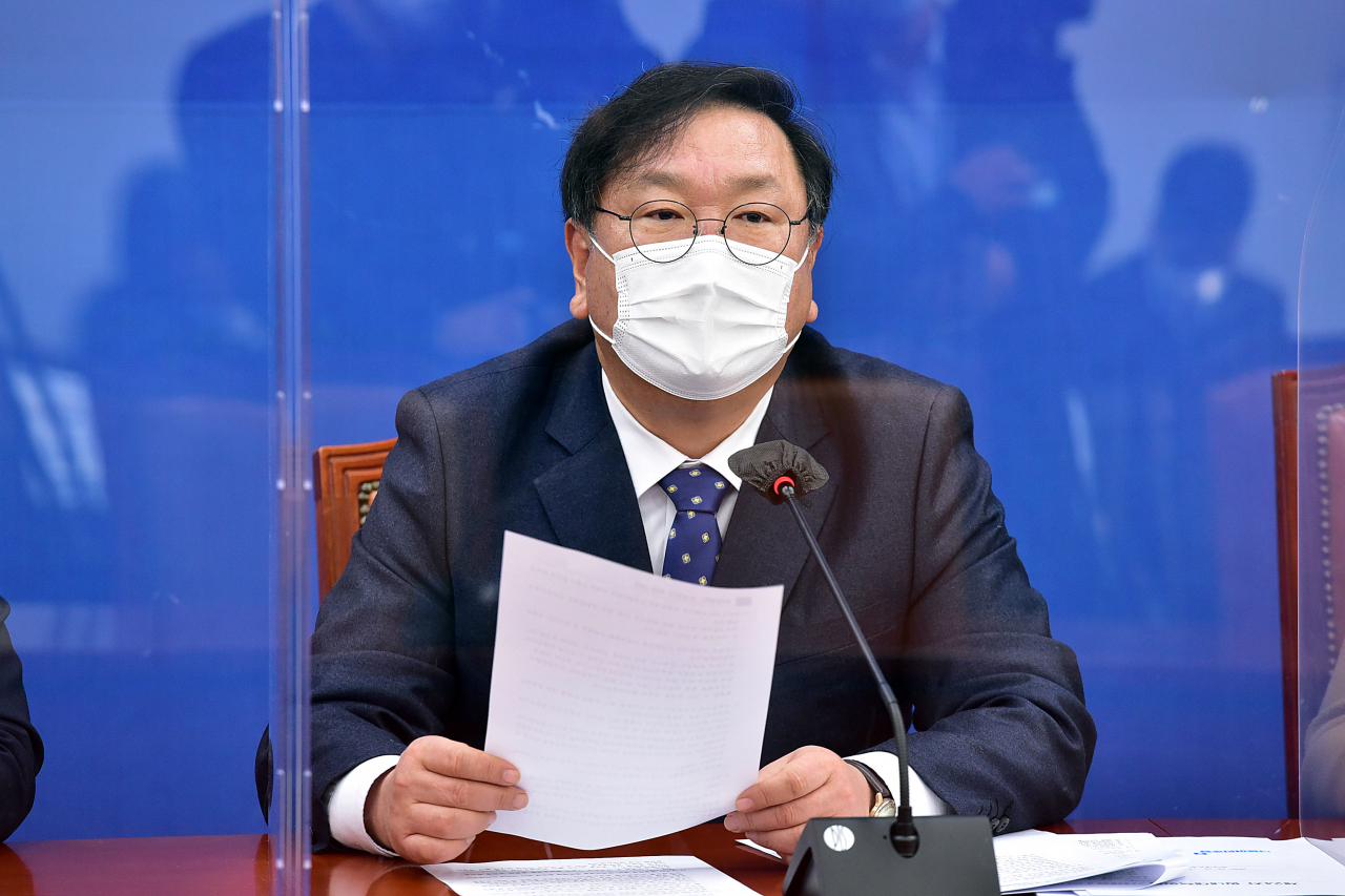 김태년 더불어민주당 원내대표가 15일 오전 국회에서 열린 원내대책회의에서 발언을 하고 있다. [연합]