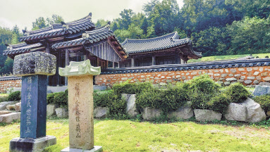 몽탄에 터잡은 나주김씨 취암공파의 묘지옆 제각인 면과정