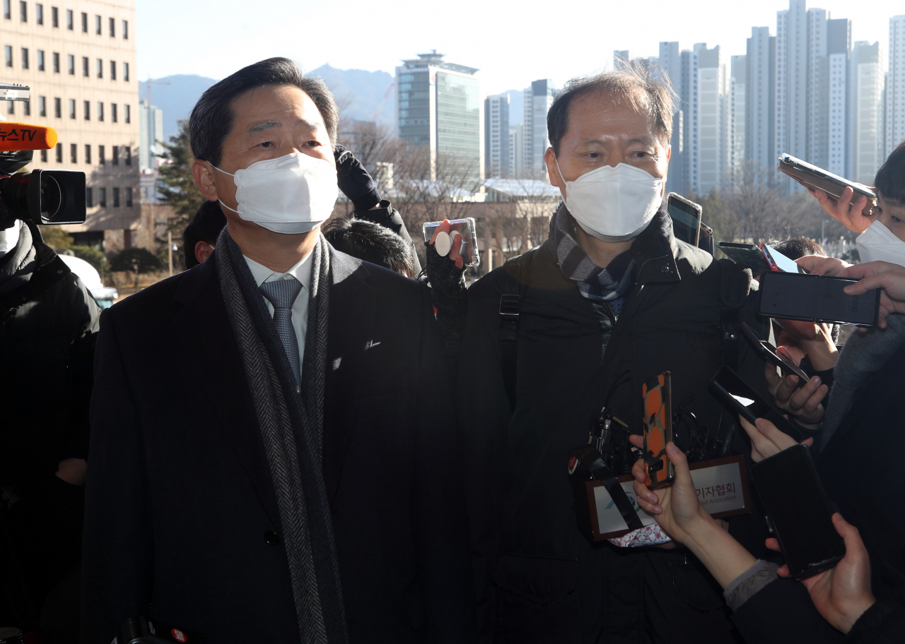 윤석열 검찰총장 측 특별변호인 이완규 변호사(오른쪽)와 이석웅 변호사가 15일 정부과천청사 법무부에서 열린 윤 총장에 대한 검사징계위원회 2차 심의에 참석하며 취재진 질문에 답하고 있다. [연합]