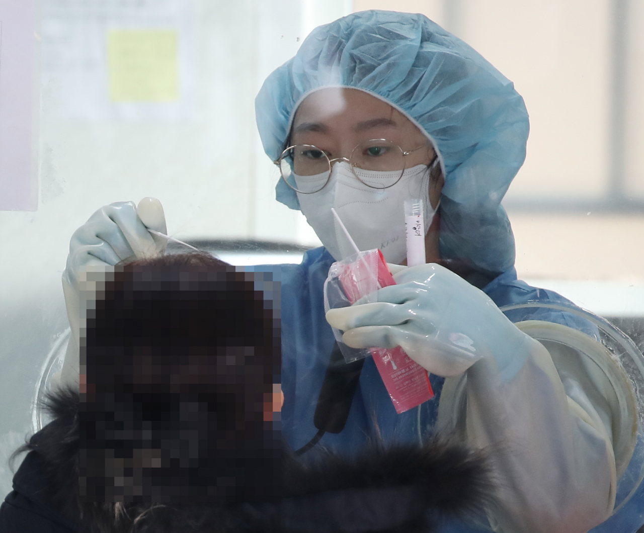 15일 오전 서울 강서구보건소에 마련된 코로나19 선별진료소에서 한 의료진이 검체 채취를 하고 있다. 연합뉴스