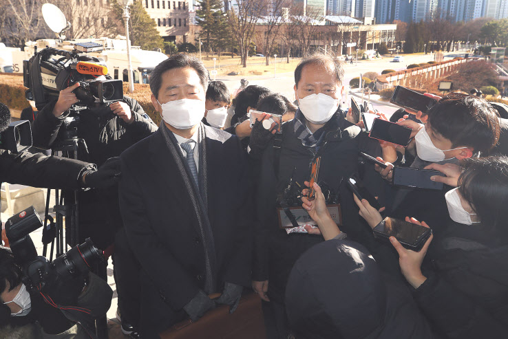 윤석열 검찰총장 측 특별변호인 이완규 변호사(오른쪽)와 이석웅 변호사가 15일 정부과천청사 법무부에서 열린 윤 총장에 대한 검사징계위원회 2차 심의에 참석하며 취재진 질문에 답하고 있다. [연합]