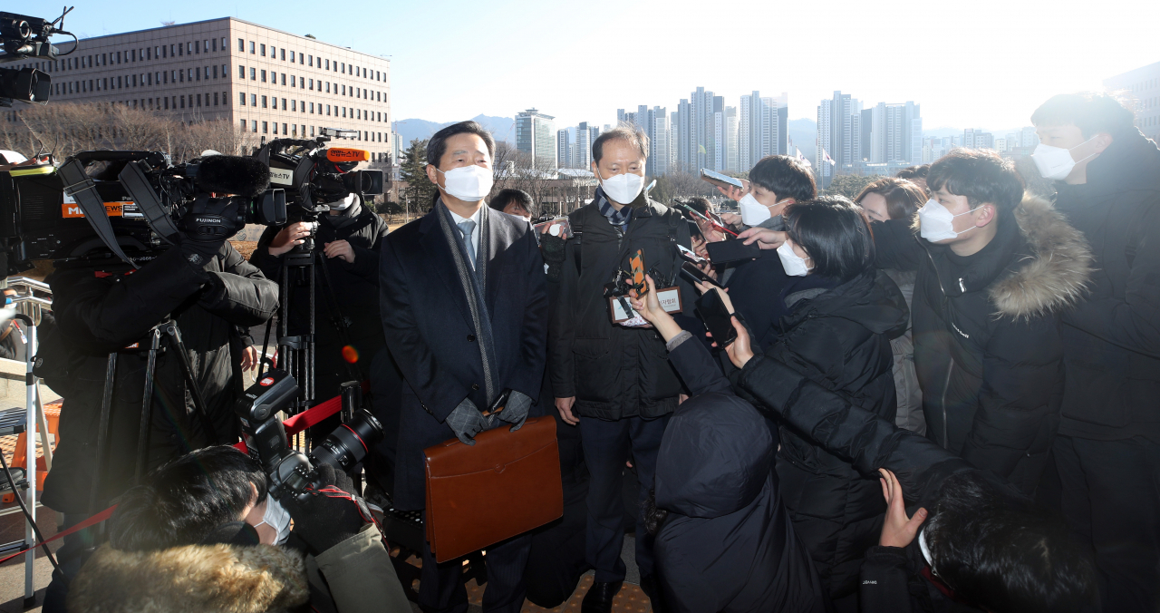 윤석열 검찰총장 측 특별변호인 이완규 변호사(오른쪽)와 이석웅 변호사가 15일 정부과천청사 법무부에서 열린 윤 총장에 대한 검사징계위원회 2차 심의에 출석하며 취재진 질문에 답하고 있다. [연합]