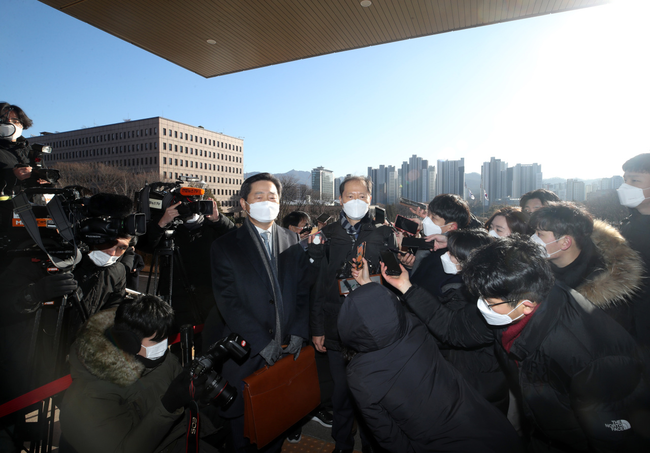 Lee Wan-kyu (right), one of legal representatives for Prosecutor General Yoon Seok-youl, answers reporters' questions Tuesday ahead of attending Justice Ministry's 2nd disciplinary meeting held at the Gwacheon Government Complex. (Yonhap)