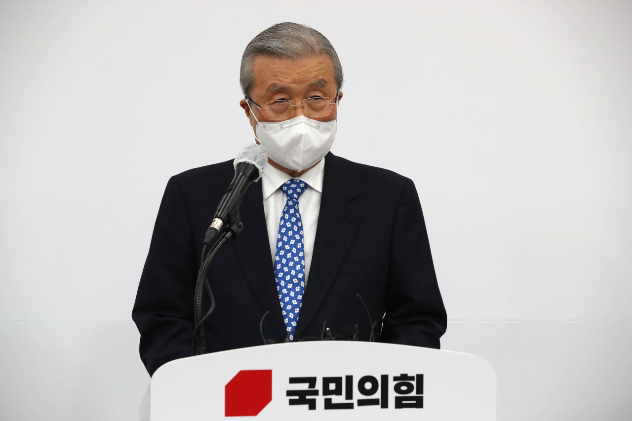 김종인 국민의힘 비상대책위원장이 15일 오전 서울 여의도 국회에서 긴급 기자회견을 열고 이명박·박근혜 두 전직 대통령 구속 관련 대국민사과와 함께 인적쇄신을 약속하고 있다. [연합]