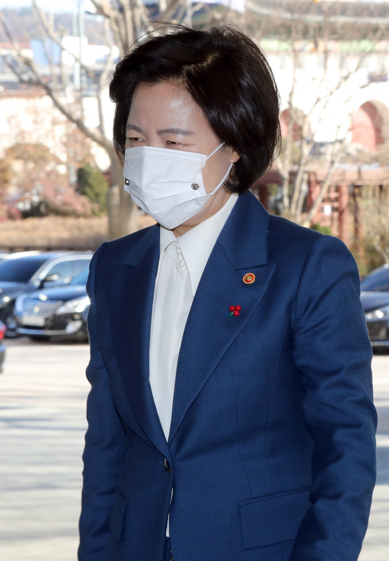 추미애 법무부 장관이 15일 오전 국무회의에 참석하기 위해 정부서울청사에 도착해 국무회의장으로 이동하고 있다. [연합]