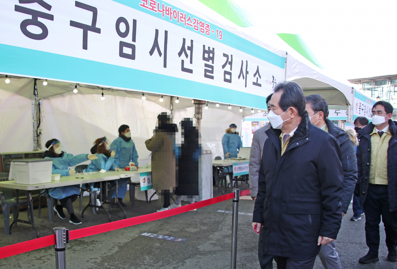 정세균 국무총리가 15일 서울역 임시 선별진료소를 방문해 현장을 점검하고 있다. [연합]