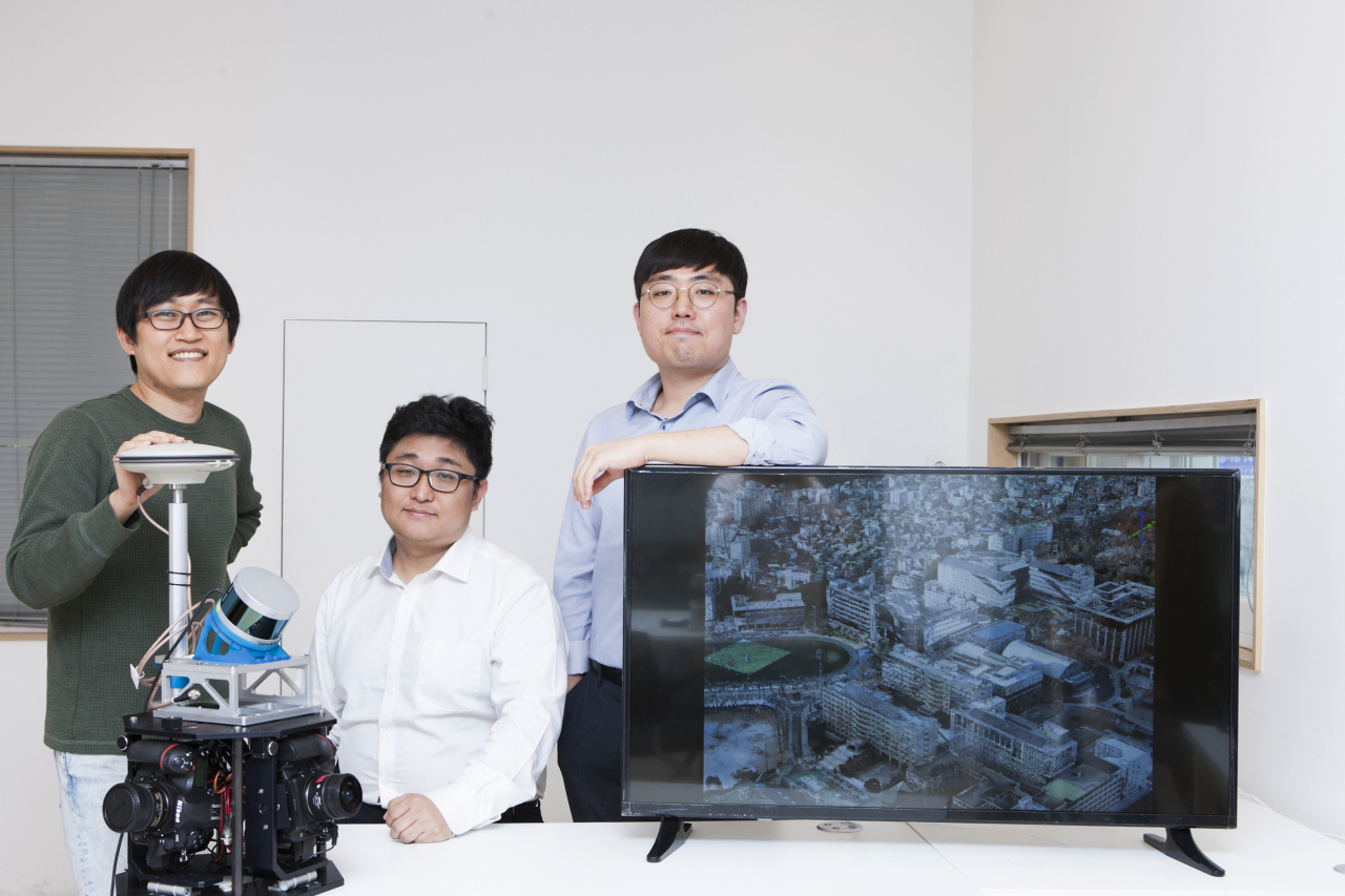 스트리스 이사진들이 자체 개발한 ‘거리뷰 이동형 측량 시스템(sMMS)’을 소개하고 있다. 왼쪽부터 송승관 기술이사, 박일석 대표, 홍승환 최고기술책임자(CTO). [스트리스 제공]