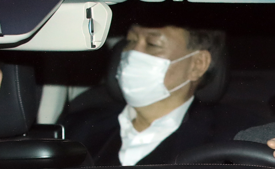 윤석열 검찰총장이 15일 저녁 서울 서초동 청사에서 퇴근하고 있다. [연합]