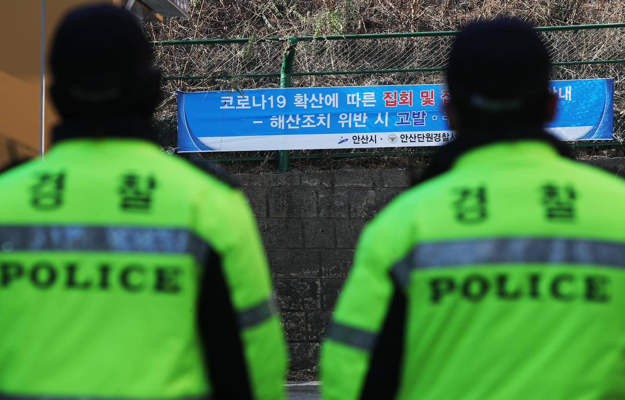 지난 14일 경기도 안산시 조두순 주거지 인근에서 경찰이 경비를 서고 있다.[연합]