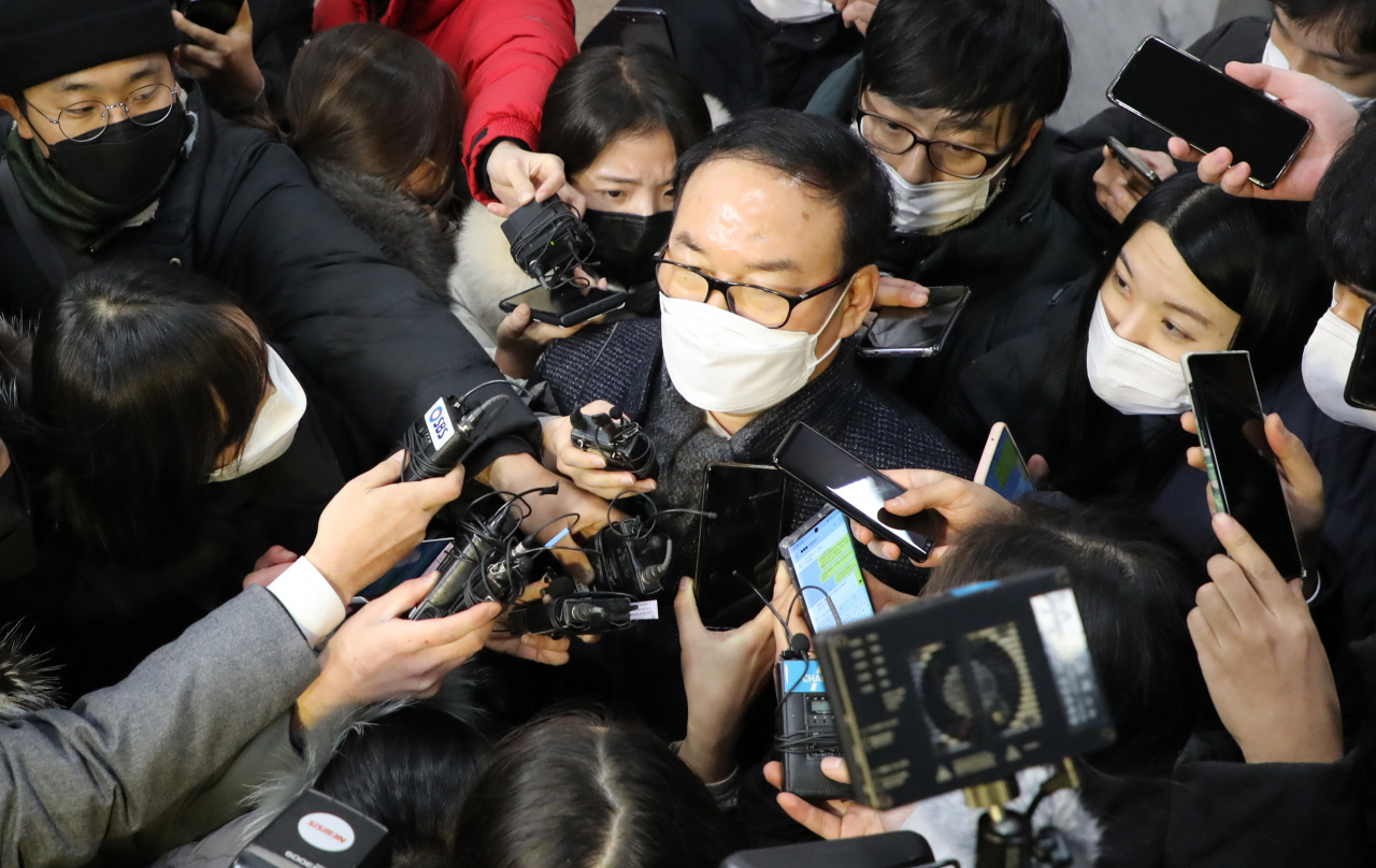 16일 새벽 윤석열 검찰총장 검사징계위원회 2차 심의를 마친 정한중 징계위원장 직무대리가 법무부 청사를 나서고 있다. 법무부 검사징계위원회는 윤석열 검찰총장의 징계 혐의를 인정하고 정직 2개월 처분을 내렸다. [연합]