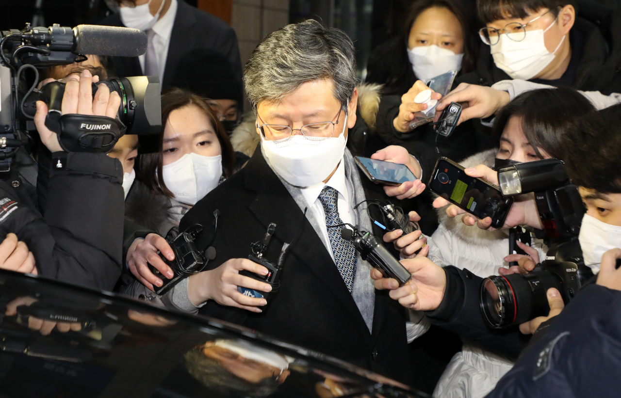 16일 새벽 윤석열 검찰총장 검사징계위원회 2차 심의를 마친 이용구 법무부 차관이 청사를 나서고 있다. 법무부 검사징계위원회는 윤석열 검찰총장의 징계 혐의를 인정하고 정직 2개월 처분을 내렸다. [연합]