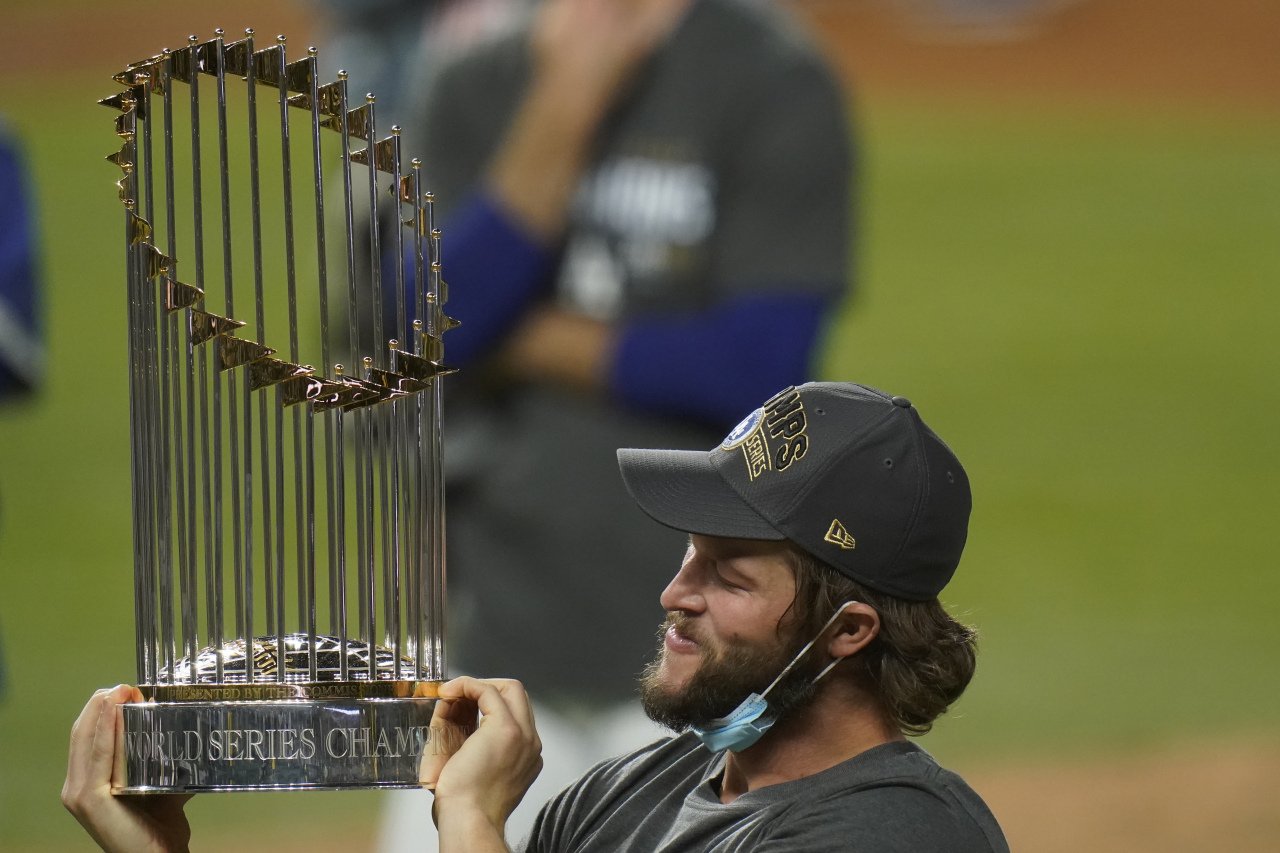 로스앤젤레스 다저스 투수 클레이턴 커쇼가 열린 탬파베이 레이스와의 2020 메이저리그(MLB) 월드시리즈(WS·7전 4승제) 6차전에서 3-1로 승리한 뒤 WS 우승 트로피를 들고 기뻐하던 모습. 연합뉴스
