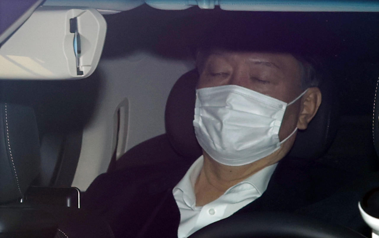 법무부 검사징계위원회의 정직 결정에 대해 불법·부당한 조치라며 법적 대응 방침을 밝힌 윤석열 검찰총장이 16일 오전 서울 서초구 대검찰청으로 출근하고 있다. [연합]