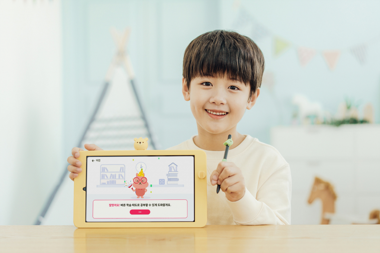 LG유플러스가 자사 가정학습 서비스 ‘U+초등나라’에 시선 추적 기술로 아이의 학습 집중도를 분석하는 ‘AI학습태도매니저’ 기능을 추가했다고 16일 밝혔다. 사진은 LG유플러스 모델이 ‘U+초등나라’를 이용하고 있는 모습. [LG유플러스 제공]