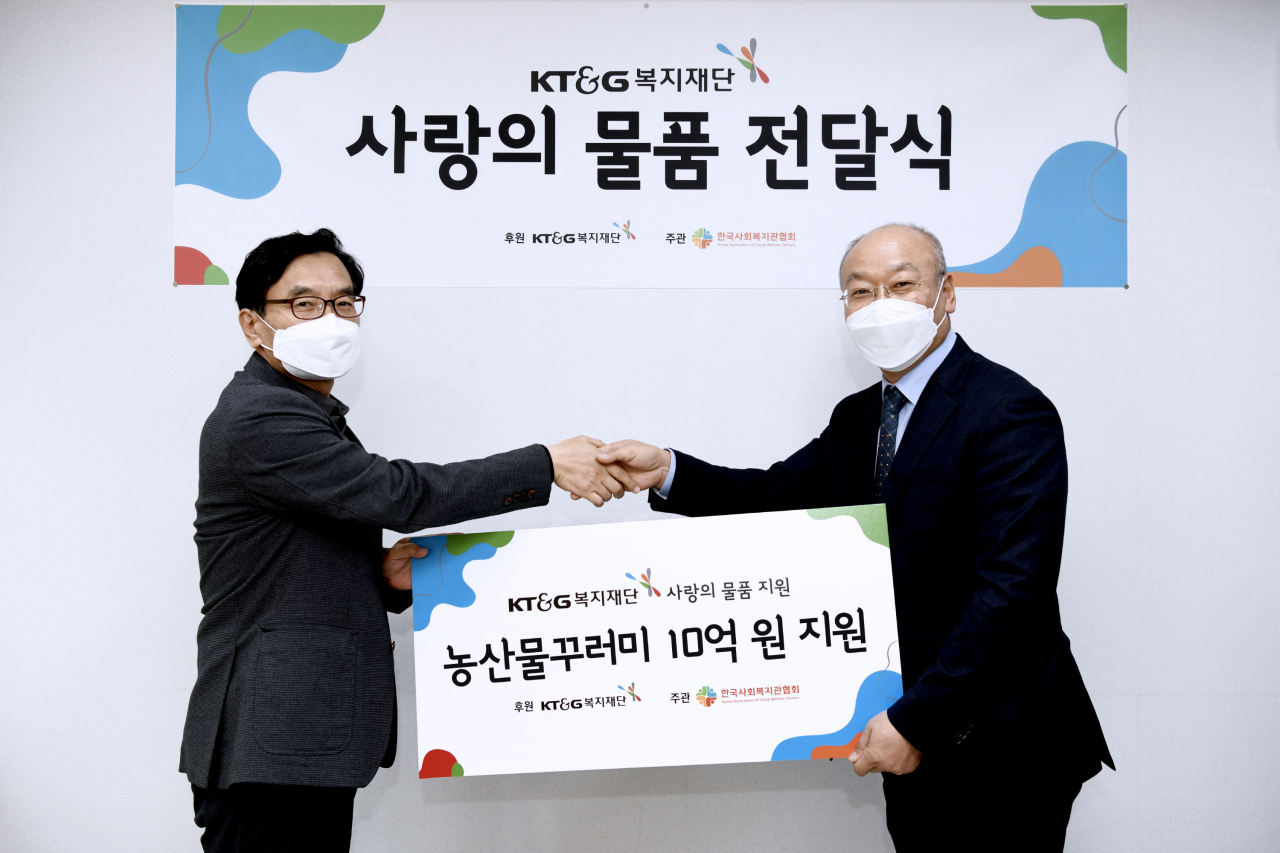 지난 15일 서울 마포구 한국사회복지관협회에서 진행된 사랑의 물품 전달식. 왼쪽부터 강지형 KT&G복지재단 사무국장과 남국희 한국사회복지관협회장. [사진제공=KT&G]