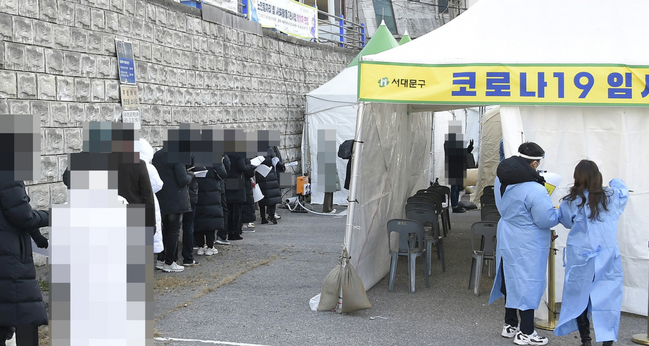 신촌기차역 공영주차장에 설치된 임시선별검사소. [연합]