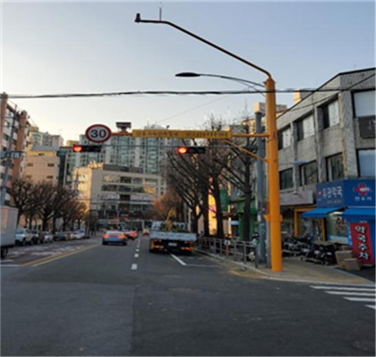 지난 11월 선린초등학교 앞에 설치한 과속단속카메라. [강동구 제공]
