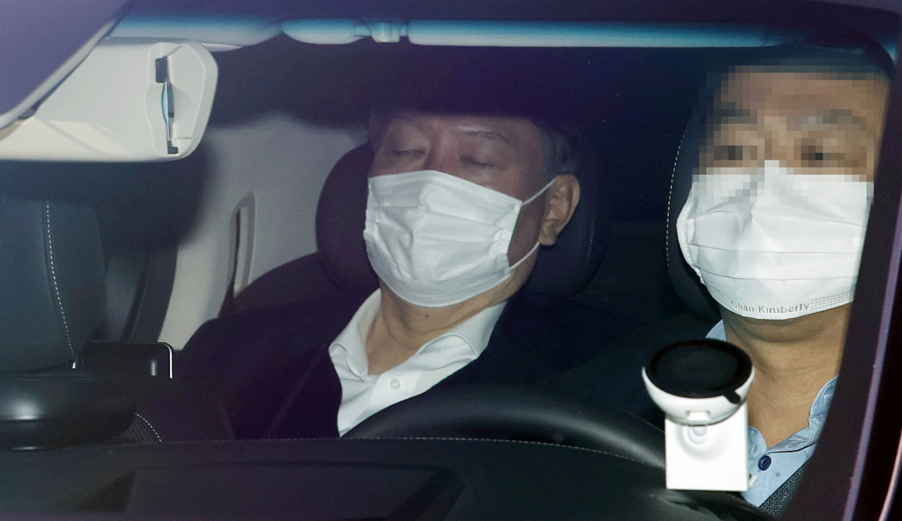 법무부 검사징계위원회의 정직 결정에 대해 불법·부당한 조치라며 법적 대응 방침을 밝힌 윤석열 검찰총장이 16일 오전 서울 서초구 대검찰청으로 출근하고 있다. [연합]