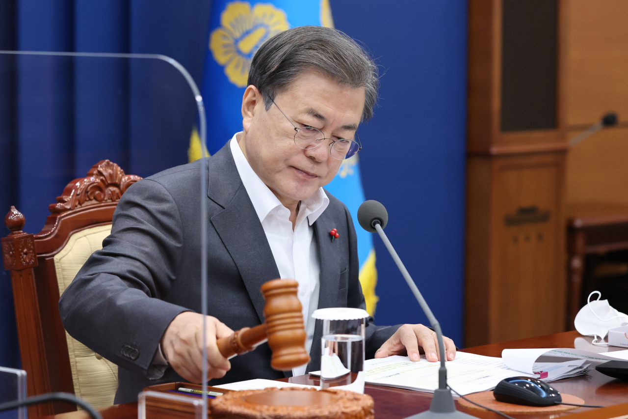 문재인 대통령이 15일 오전 청와대에서 영상 국무회의를 시작하며 의사봉을 두드리고 있다. 문 대통령은 16일 윤석열 검찰총장에 대한 법무부의 제청안이 올라오면 바로 재가할 것으로 예상된다. [연합]