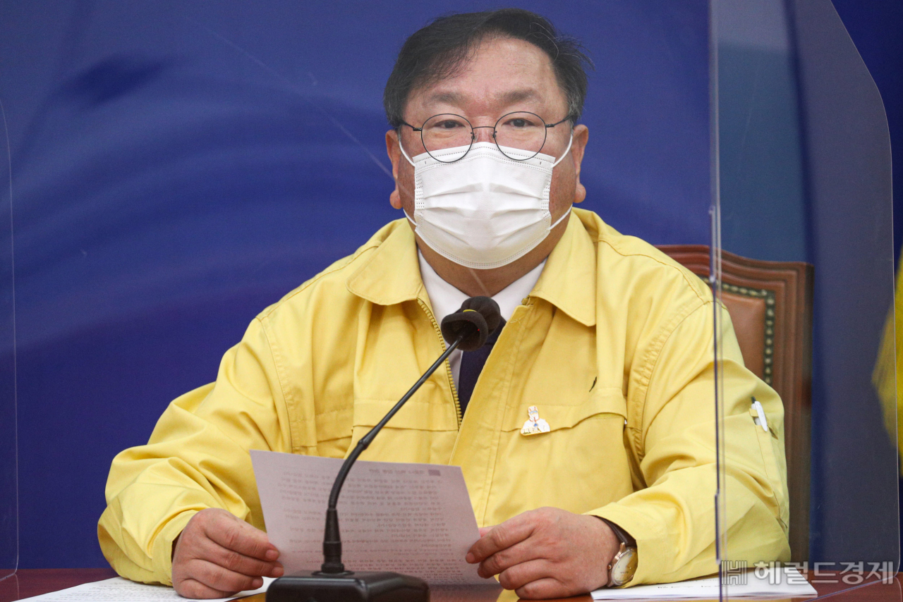 [헤럴드경제=이상섭 기자] 김태년 더불어민주당 원내대표가 16일 오전 서울 여의도 국회에서 열린 최고위원회의에서 모두발언을 하고 있다. babtong@heraldcorp.com