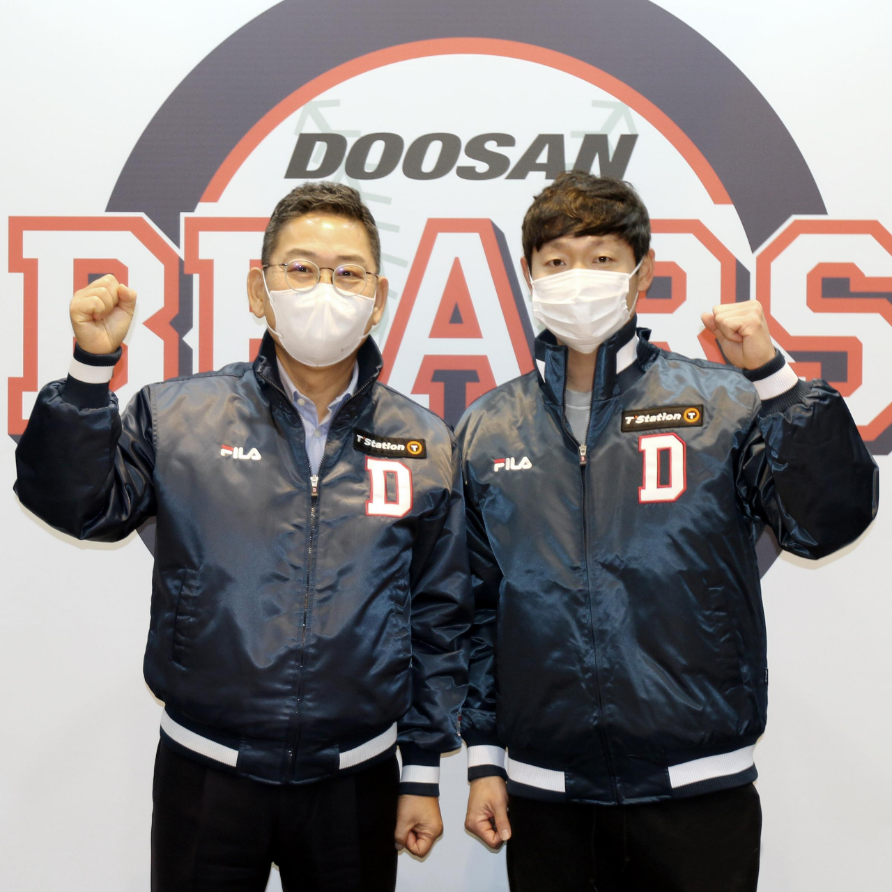 정수빈이 16일 서울 잠실구장에서 두산과 FA 계약을 한 뒤 전풍 대표이사와 기념촬영을 하고 있다. [두산베어스 제공]